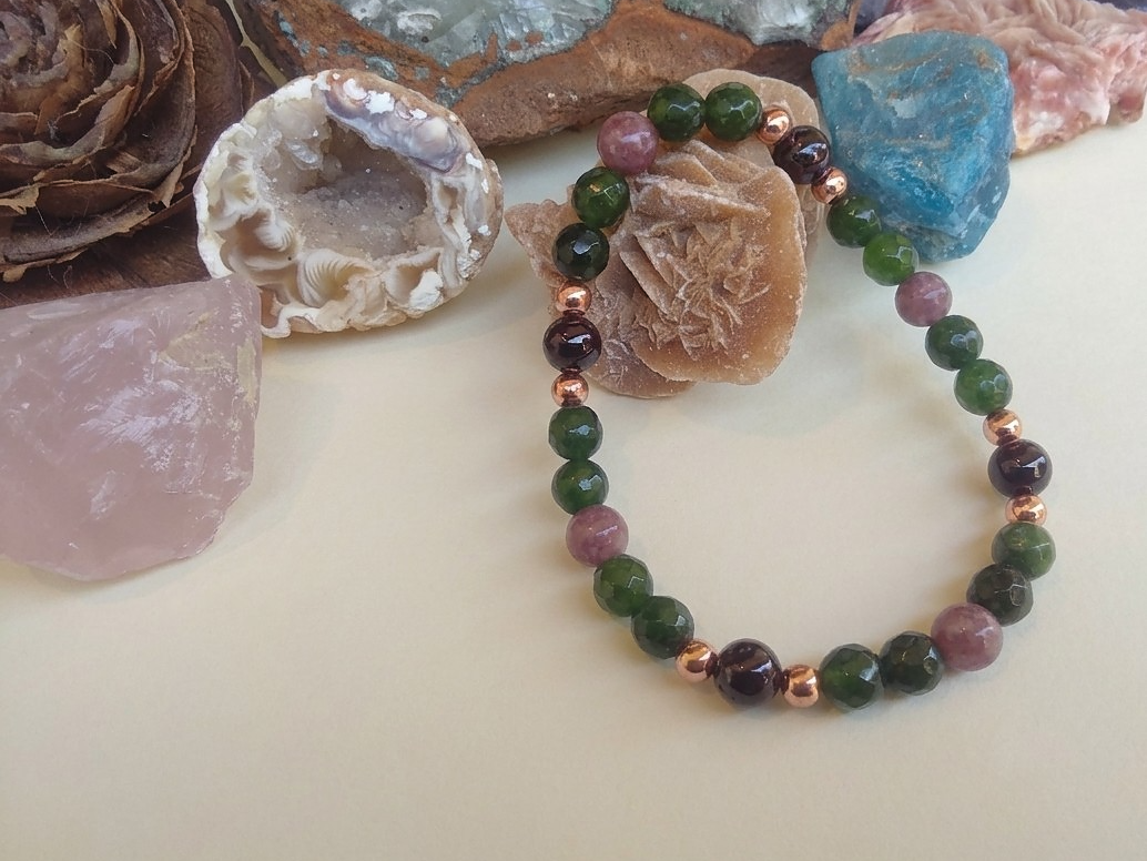 Bracciale in Nefrite, Lepidolite e Granato – Perle naturali da 6 mm