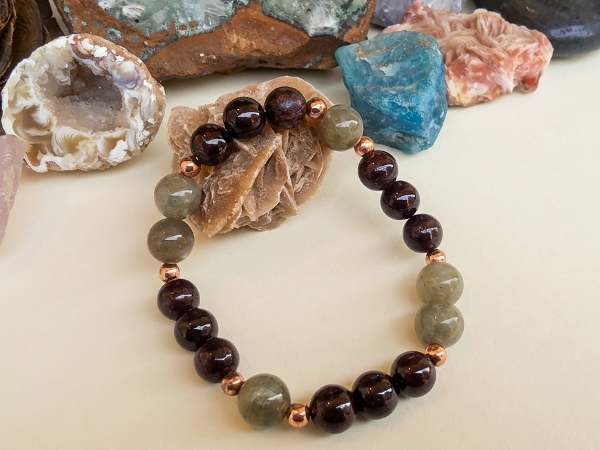 Bracciale in Labradorite e Granato – Perle naturali da 8 mm
