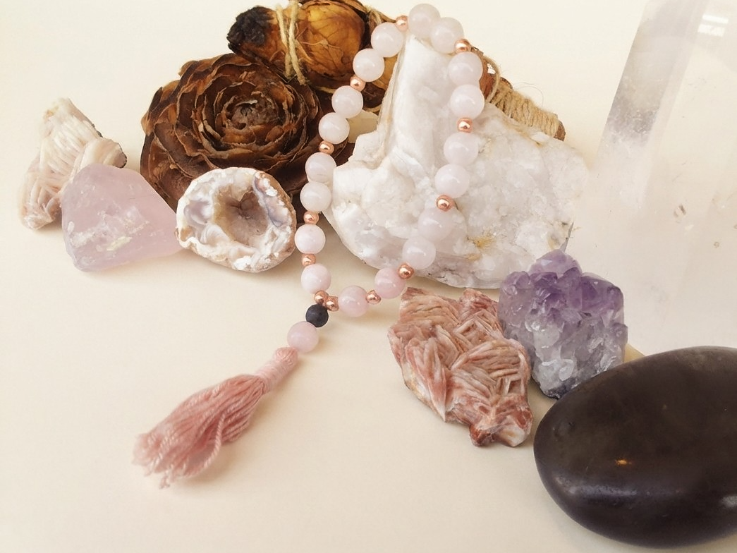 Bracciale Mala in Quarzo rosa, Kunzite e Pietra Lavica – 18 pietre naturali