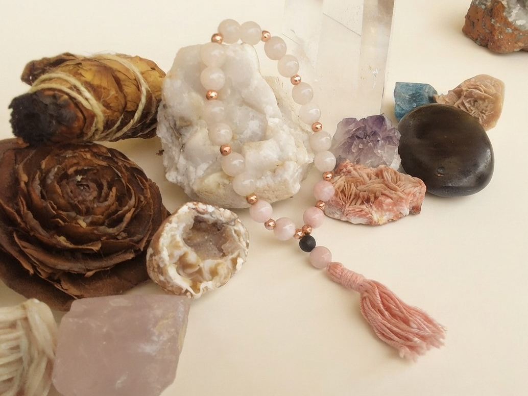 Bracciale Mala in Quarzo rosa, Kunzite e Pietra Lavica – 18 pietre naturali