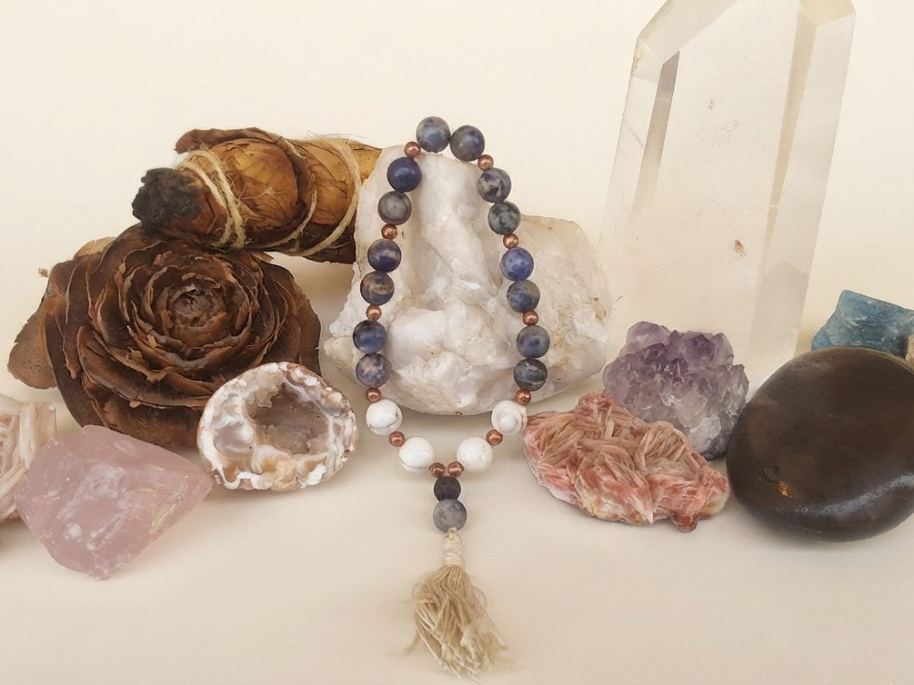 Bracciale Mala in Sodalite, Howlite e Pietra Lavica – 18 pietre naturali