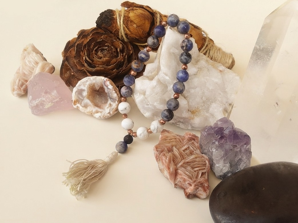 Bracciale Mala in Sodalite, Howlite e Pietra Lavica – 18 pietre naturali