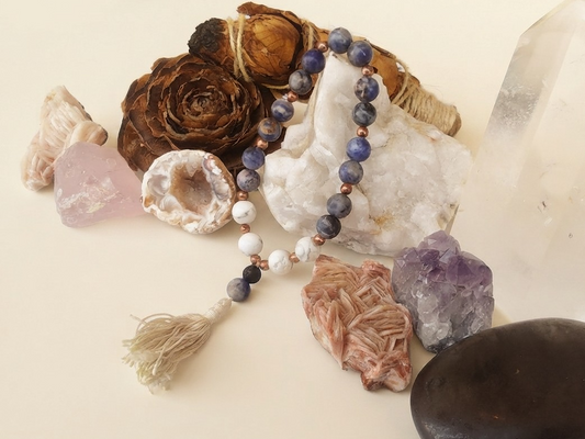 Bracciale Mala in Sodalite, Howlite e Pietra Lavica – 18 pietre naturali