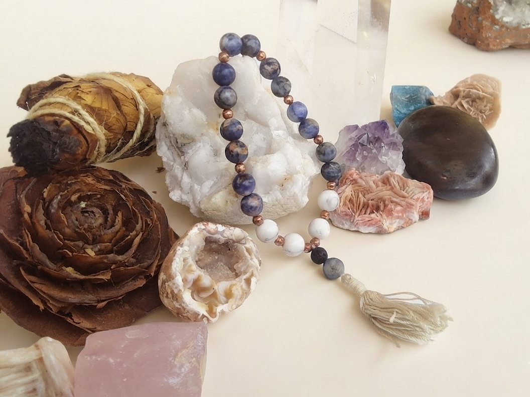 Bracciale Mala in Sodalite, Howlite e Pietra Lavica – 18 pietre naturali