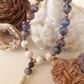 Bracciale Mala in Sodalite, Howlite e Pietra Lavica – 18 pietre naturali