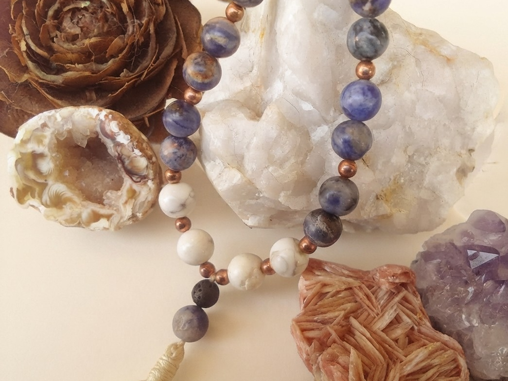 Bracciale Mala in Sodalite, Howlite e Pietra Lavica – 18 pietre naturali