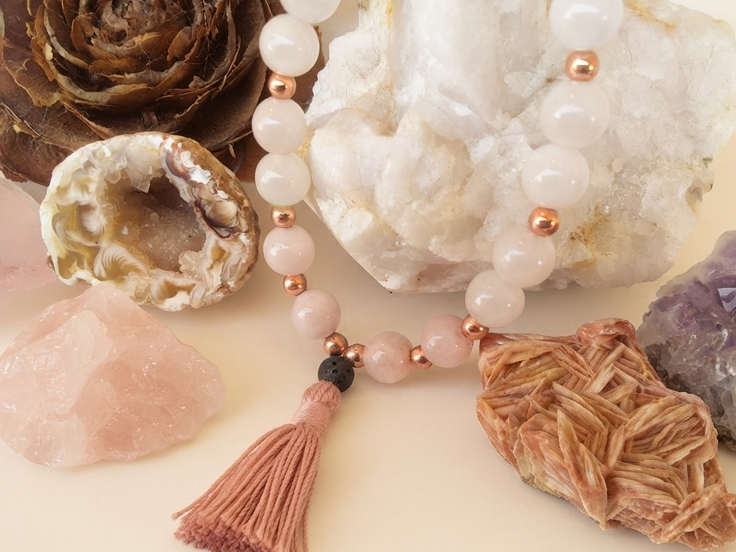 Bracciale Mala in Quarzo rosa, Kunzite e Pietra Lavica – 18 pietre naturali