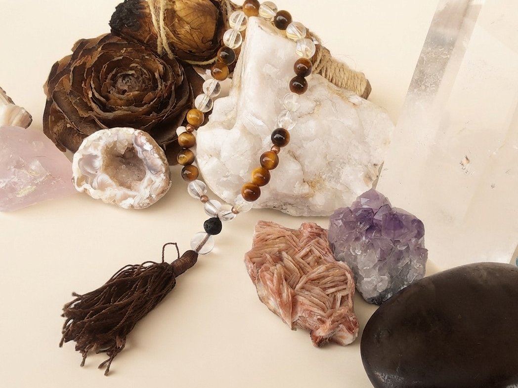 Bracciale Mala in Cristallo di Rocca, Occhio di Tigre e Pietra Lavica – 27 pietre naturali