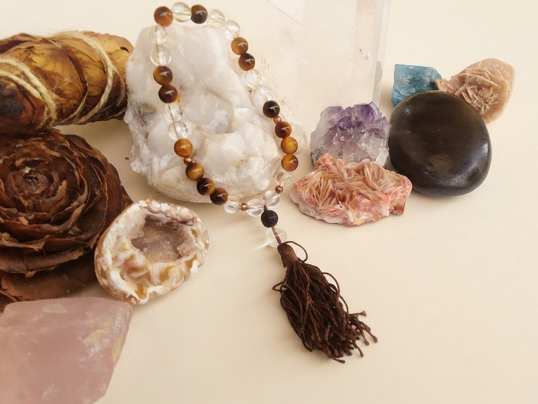 Bracciale Mala in Cristallo di Rocca, Occhio di Tigre e Pietra Lavica – 27 pietre naturali