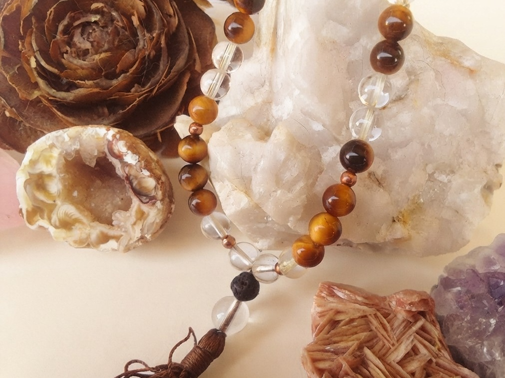 Bracciale Mala in Cristallo di Rocca, Occhio di Tigre e Pietra Lavica – 27 pietre naturali