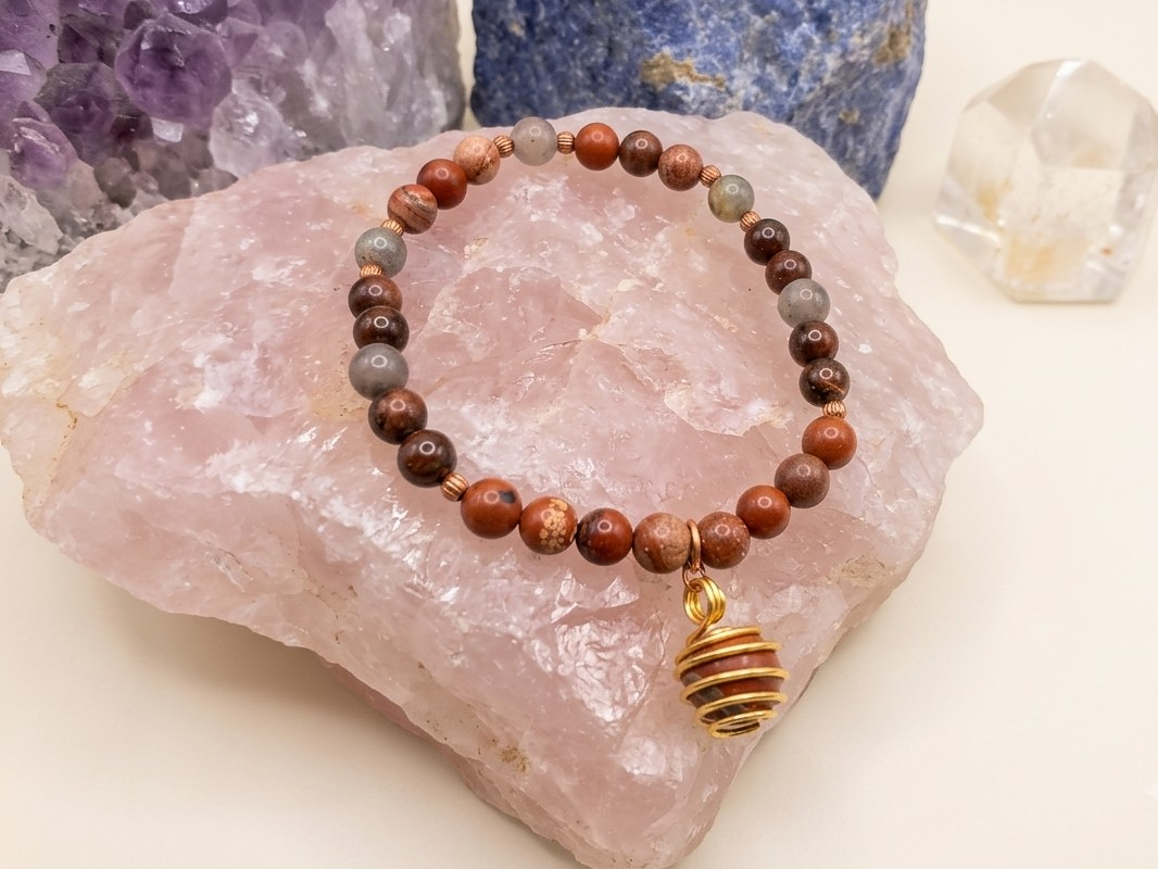 Bracciale in Diaspro Brecciato, Occhio di Bue ed Eliotropio con Ciondolo in Diaspro Rosso – Perle naturali da 6 mm