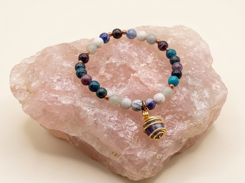Bracciale in Sodalite, Apatite, Lepidolite e Granato Almandino con Ciondolo in Sodalite – Perle naturali da 6 mm