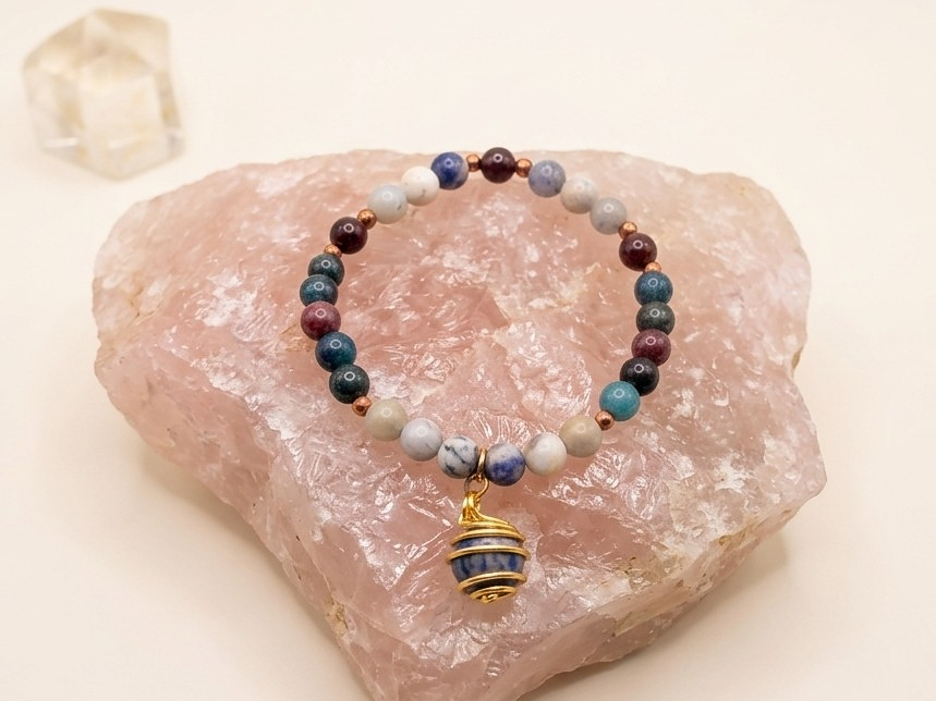 Bracciale in Sodalite, Apatite, Lepidolite e Granato Almandino con Ciondolo in Sodalite – Perle naturali da 6 mm