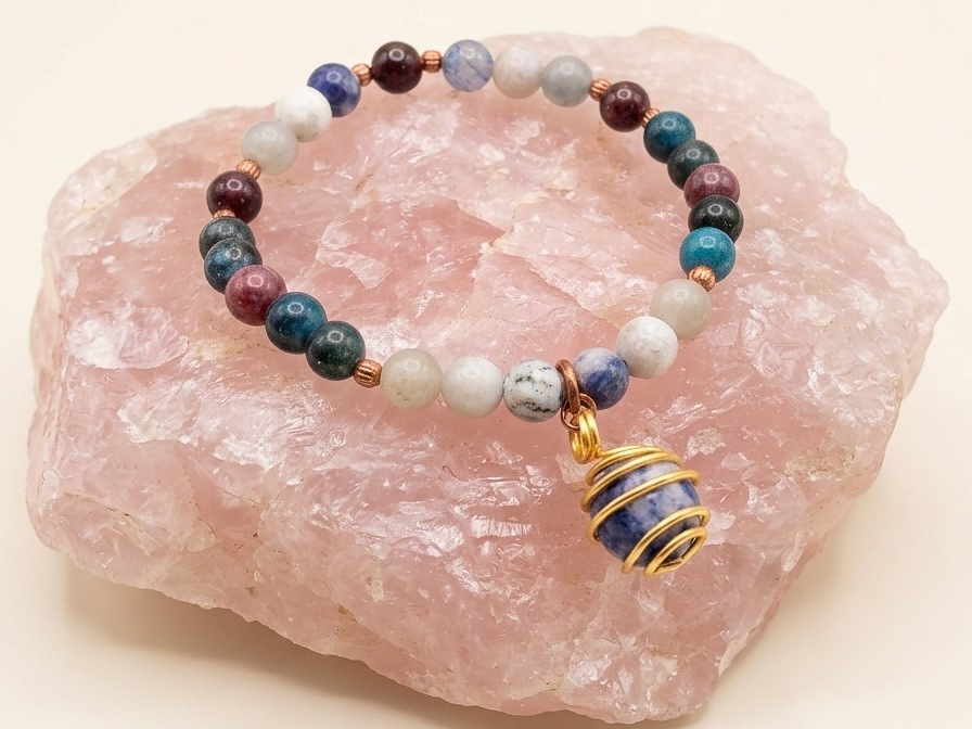 Bracciale in Sodalite, Apatite, Lepidolite e Granato Almandino con Ciondolo in Sodalite – Perle naturali da 6 mm