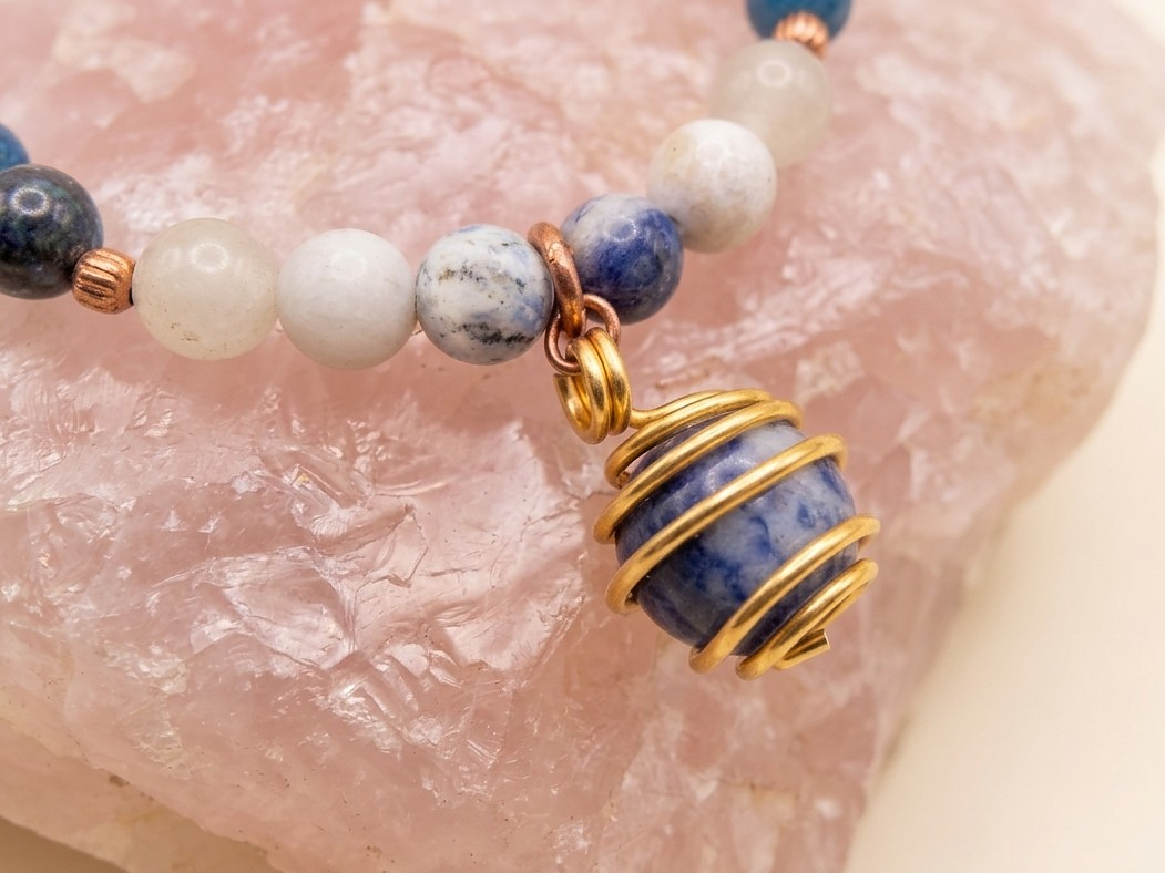 Bracciale in Sodalite, Apatite, Lepidolite e Granato Almandino con Ciondolo in Sodalite – Perle naturali da 6 mm