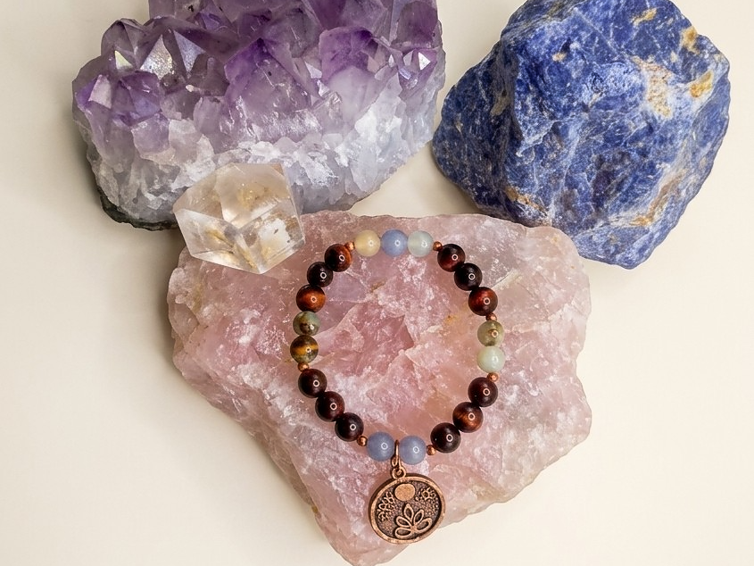 Bracciale in Occhio di Bue, Calcite Blu e Acquamarina con Charm Fiore di Loto alla Luna Piena – Perle naturali da 8 mm
