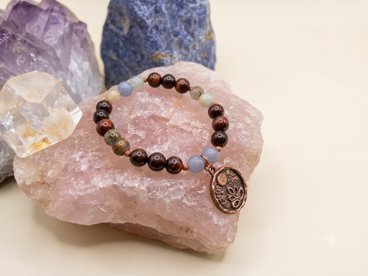 Bracciale in Occhio di Bue, Calcite Blu e Acquamarina con Charm Fiore di Loto alla Luna Piena – Perle naturali da 8 mm