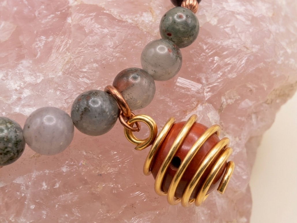 Bracciale in Eliotropio, Occhio di Bue e Diaspro Rosso con Ciondolo in Diaspro Rosso – Perle naturali da 6 mm