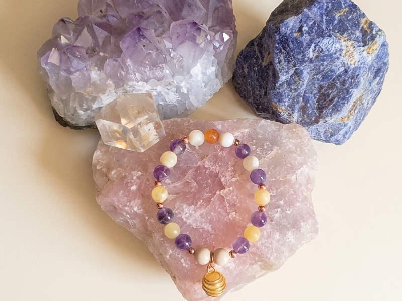 Bracciale in Calcite Gialla, Ametista, Diaspro Bianco e Corniola con Ciondolo in Calcite Gialla – Perle naturali da 8 mm