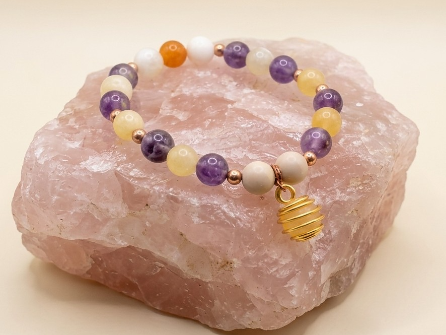 Bracciale in Calcite Gialla, Ametista, Diaspro Bianco e Corniola con Ciondolo in Calcite Gialla – Perle naturali da 8 mm