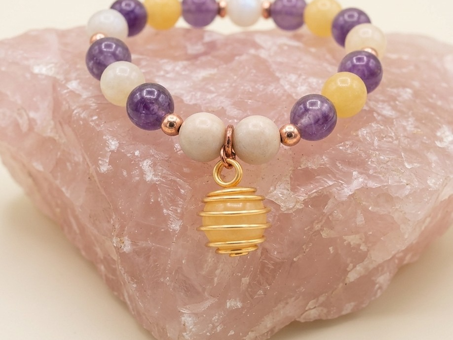 Bracciale in Calcite Gialla, Ametista, Diaspro Bianco e Corniola con Ciondolo in Calcite Gialla – Perle naturali da 8 mm