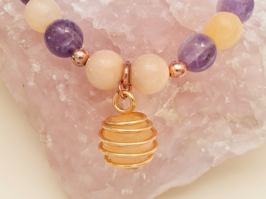 Bracciale in Calcite Gialla, Ametista, Diaspro Bianco e Corniola con Ciondolo in Calcite Gialla – Perle naturali da 8 mm