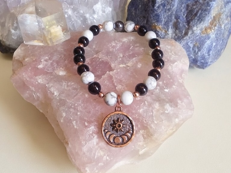 Bracciale in Onice, Howlite ed Ematite con Charm Stella e Fasi Lunari – Perle naturali da 8 mm