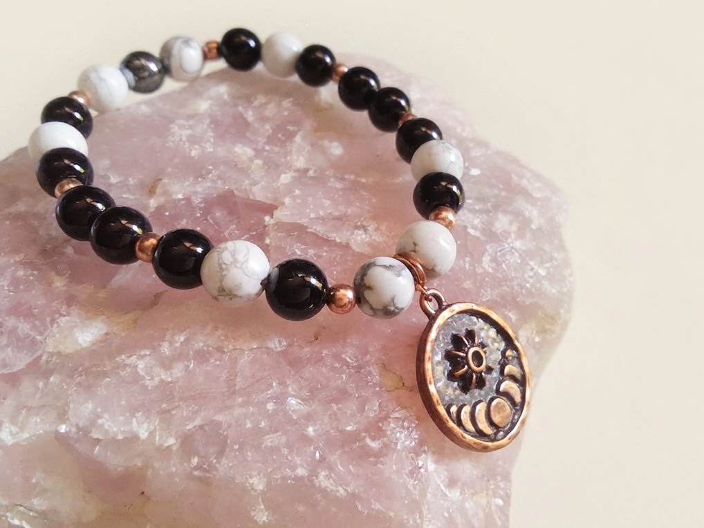Bracciale in Onice, Howlite ed Ematite con Charm Stella e Fasi Lunari – Perle naturali da 8 mm