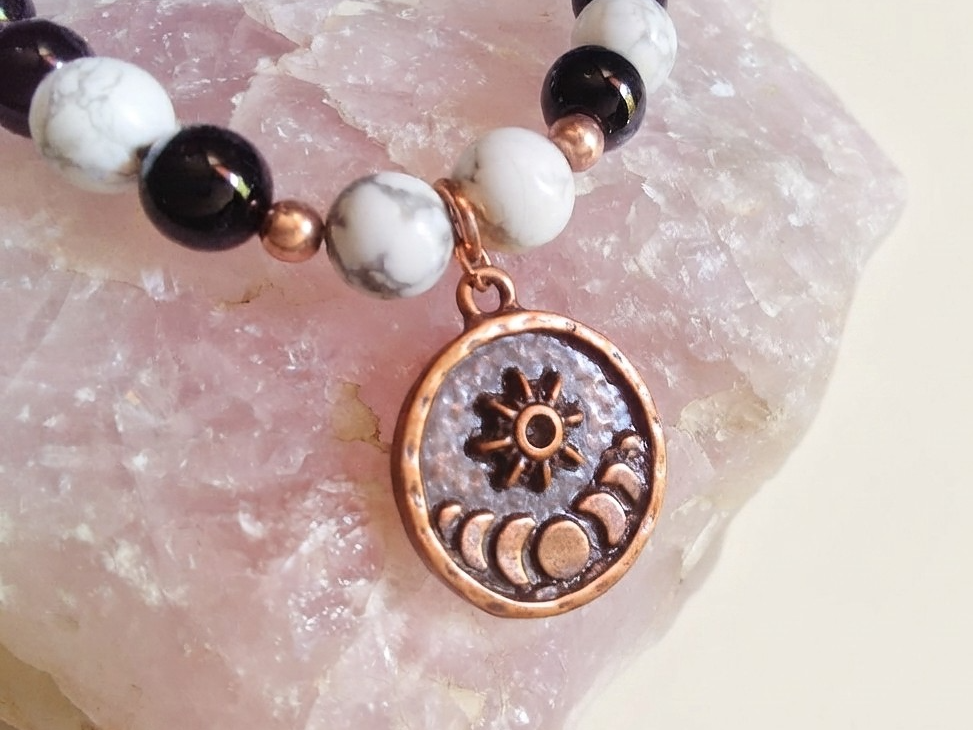 Bracciale in Onice, Howlite ed Ematite con Charm Stella e Fasi Lunari – Perle naturali da 8 mm