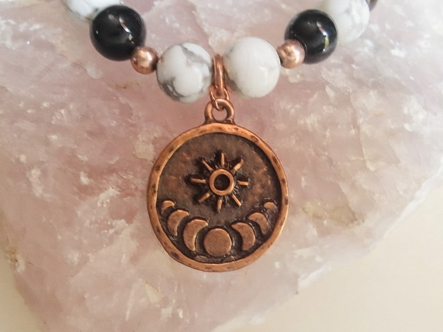 Bracciale in Onice, Howlite ed Ematite con Charm Stella e Fasi Lunari – Perle naturali da 8 mm