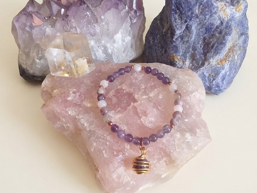 Bracciale in Ametista, Tormalina Elbaite e Pietra di Luna con Ciondolo in Ametista – Perle naturali da 6 mm