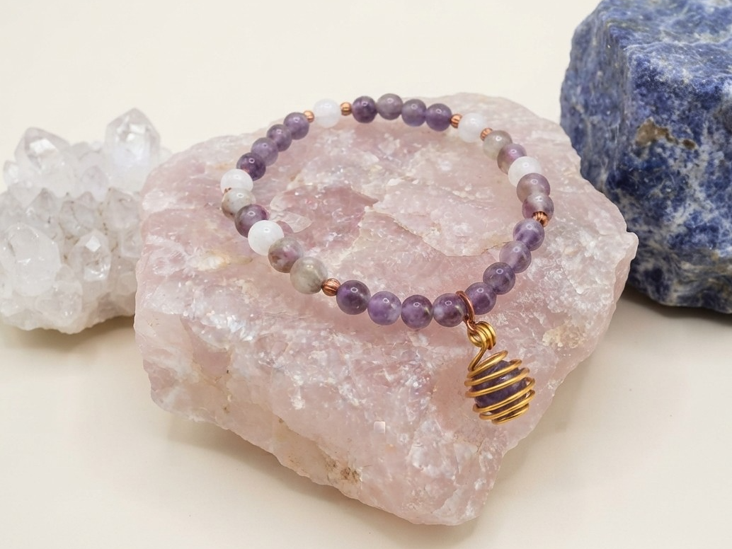 Bracciale in Ametista, Tormalina Elbaite e Pietra di Luna con Ciondolo in Ametista – Perle naturali da 6 mm
