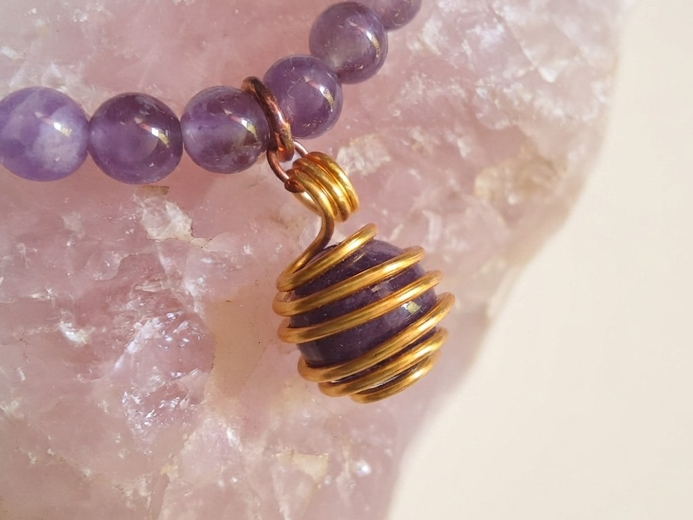 Bracciale in Ametista, Tormalina Elbaite e Pietra di Luna con Ciondolo in Ametista – Perle naturali da 6 mm