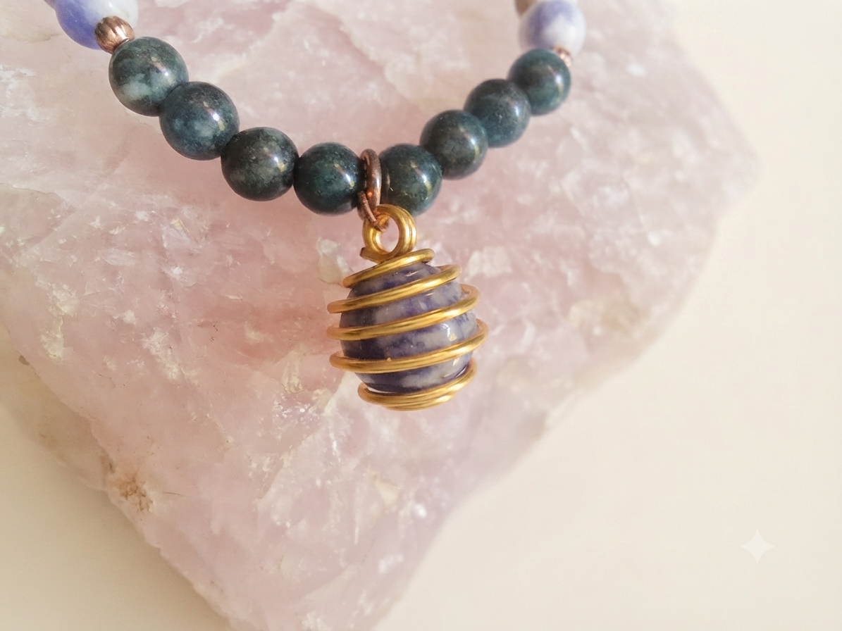 Bracciale in Apatite, Sodalite e Granato Almandino con Ciondolo in Sodalite – Perle naturali da 6 mm