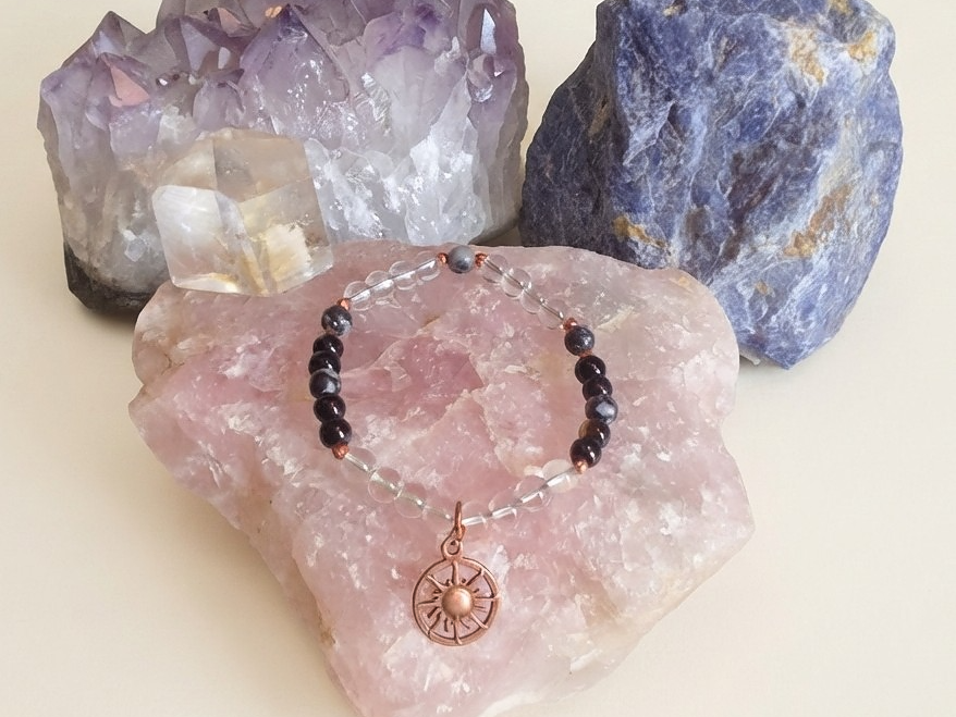 Bracciale in Cristallo di Rocca, Onice e Ossidiana Fiocco di Neve con Charm Sole – Perle naturali da 6 mm