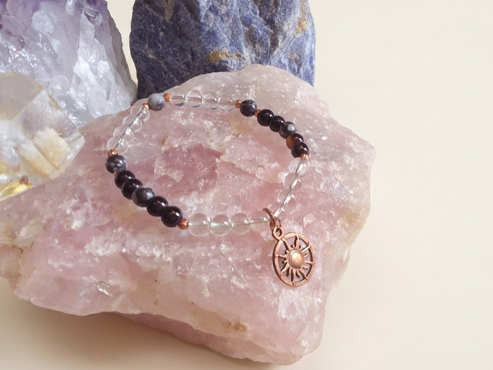 Bracciale in Cristallo di Rocca, Onice e Ossidiana Fiocco di Neve con Charm Sole – Perle naturali da 6 mm