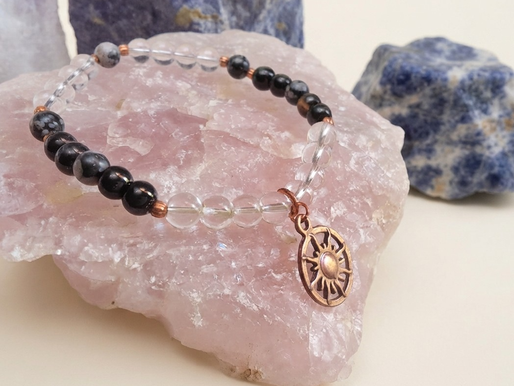 Bracciale in Cristallo di Rocca, Onice e Ossidiana Fiocco di Neve con Charm Sole – Perle naturali da 6 mm