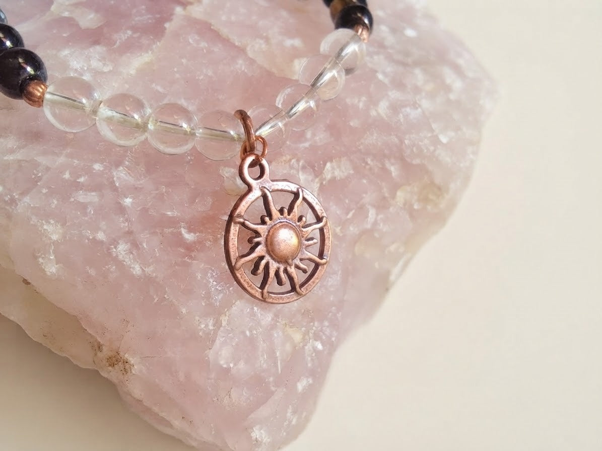 Bracciale in Cristallo di Rocca, Onice e Ossidiana Fiocco di Neve con Charm Sole – Perle naturali da 6 mm