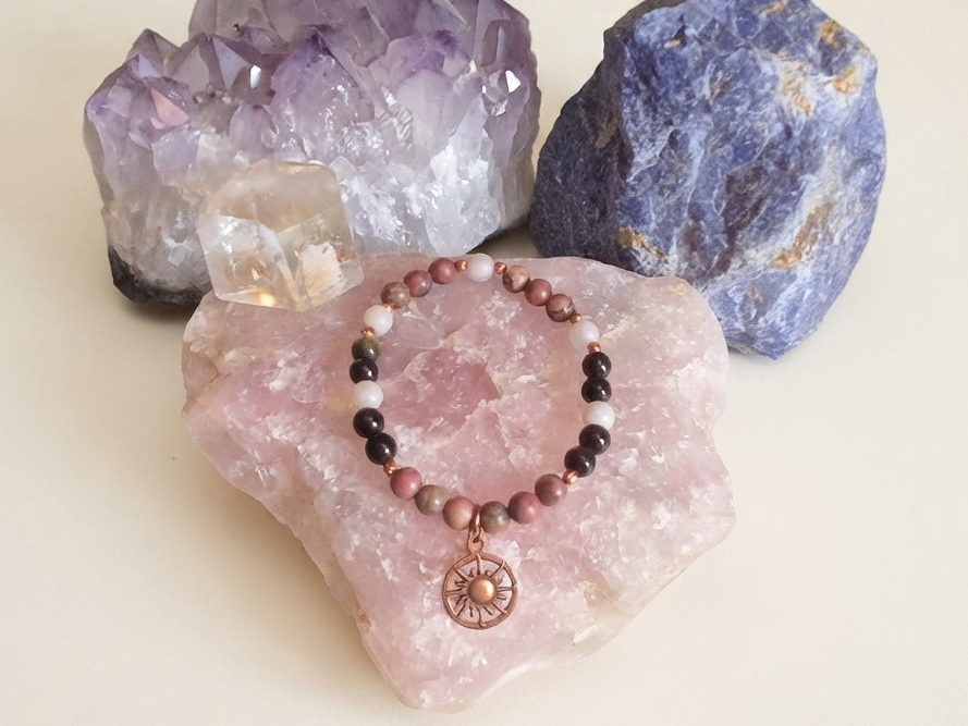 Bracciale in Rodonite Pizzo, Ossidiana Dorata e Magnesite con Charm Sole – Perle naturali da 6 mm