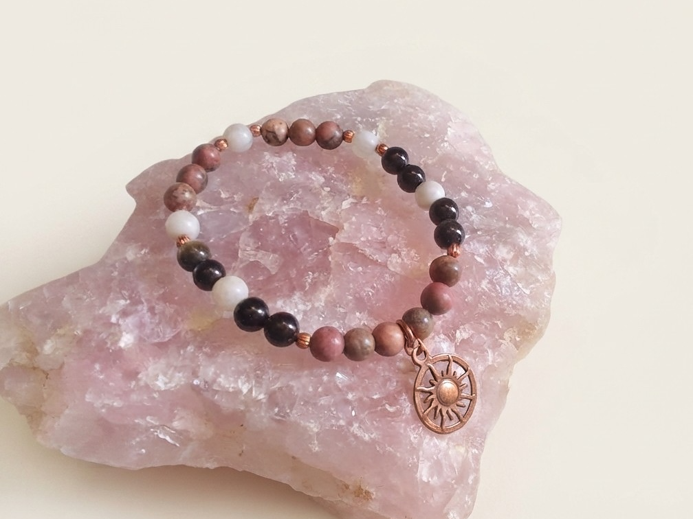 Bracciale in Rodonite Pizzo, Ossidiana Dorata e Magnesite con Charm Sole – Perle naturali da 6 mm