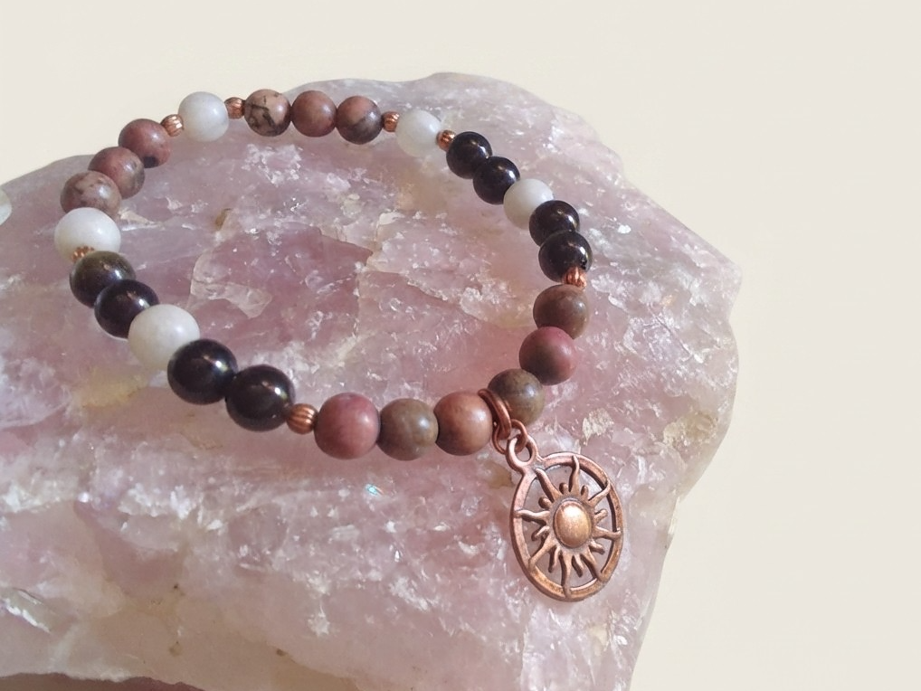 Bracciale in Rodonite Pizzo, Ossidiana Dorata e Magnesite con Charm Sole – Perle naturali da 6 mm