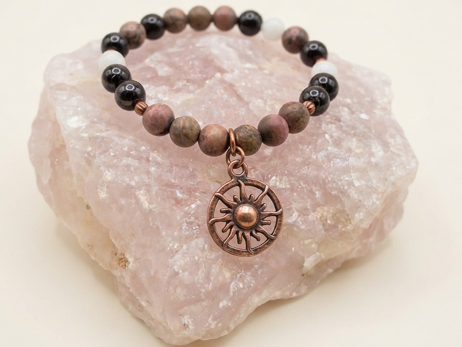 Bracciale in Rodonite Pizzo, Ossidiana Dorata e Magnesite con Charm Sole – Perle naturali da 6 mm