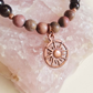 Bracciale in Rodonite Pizzo, Ossidiana Dorata e Magnesite con Charm Sole – Perle naturali da 6 mm