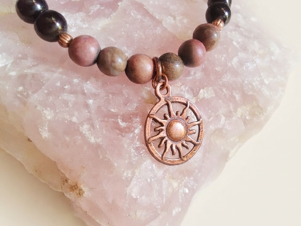 Bracciale in Rodonite Pizzo, Ossidiana Dorata e Magnesite con Charm Sole – Perle naturali da 6 mm