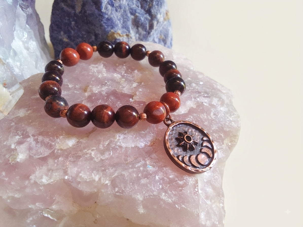 Bracciale in Diaspro Rosso e Occhio di Bue con Charm Stella e Fasi Lunari – Perle naturali da 8 mm