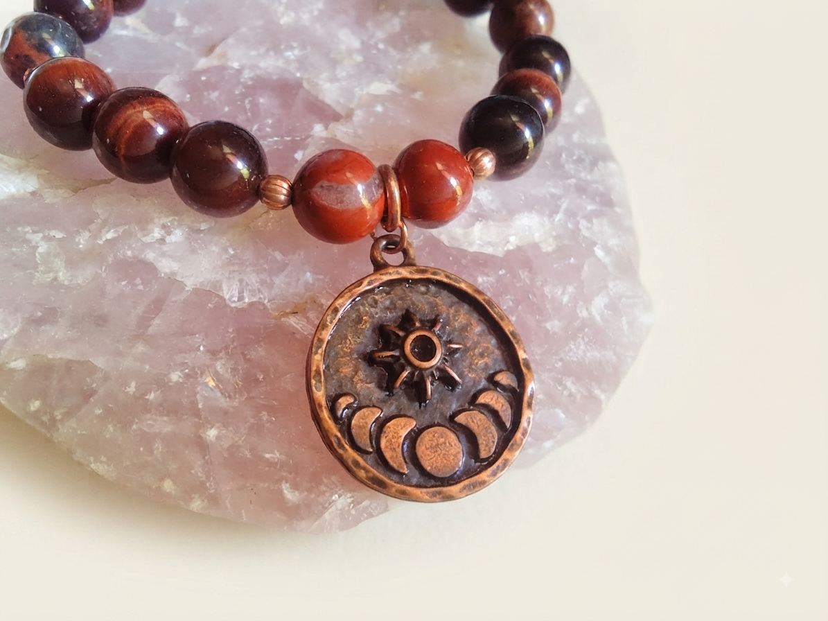 Bracciale in Diaspro Rosso e Occhio di Bue con Charm Stella e Fasi Lunari – Perle naturali da 8 mm