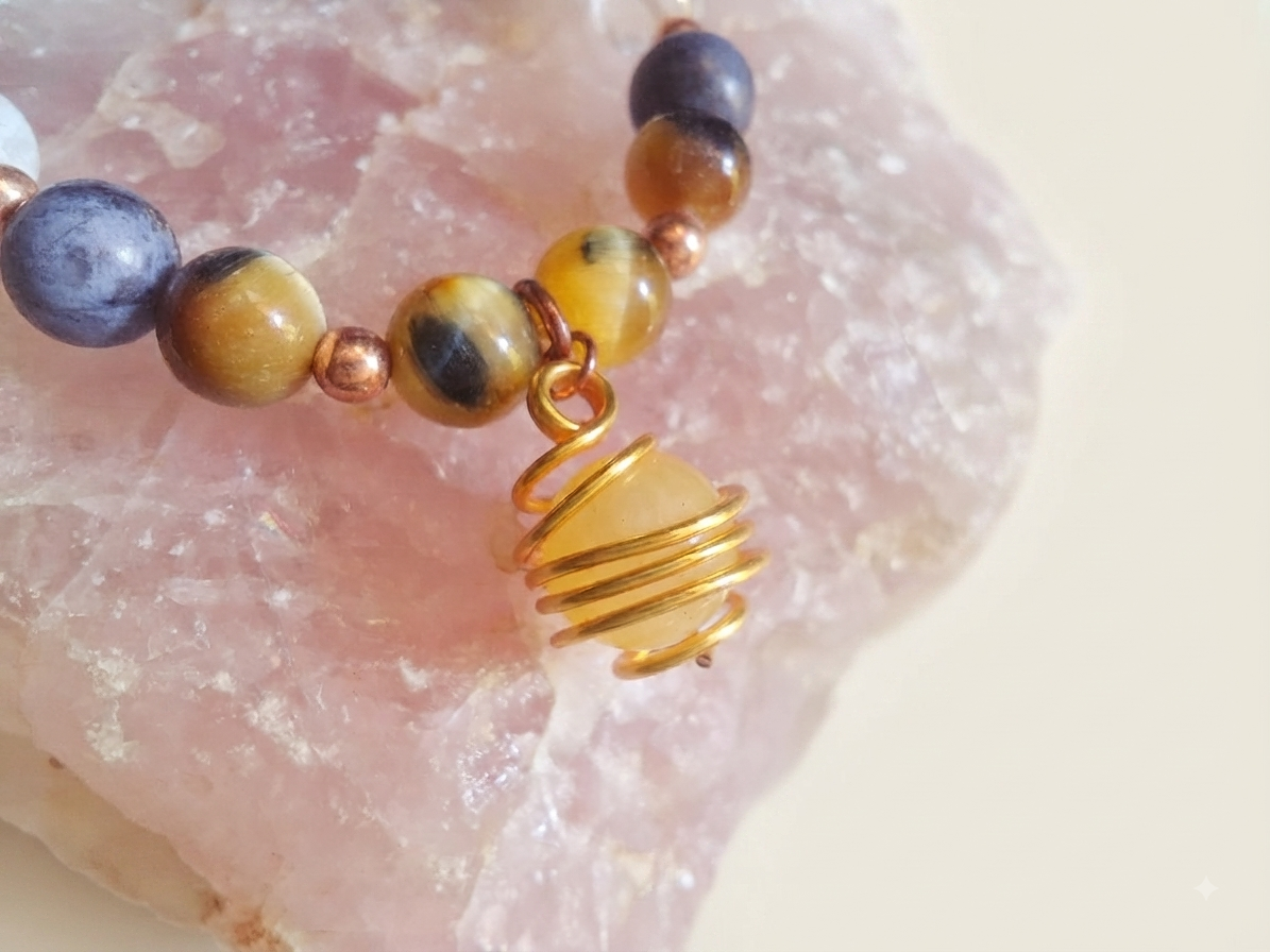 Bracciale in Occhio di Falco Dorato, Quarzo Citrino e Dumortierite con Ciondolo in Calcite Gialla – Perle naturali da 8 mm