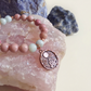 Bracciale in Rodonite e Calcedonio Azzurro con Charm Fiore di Loto alla Luna Piena – Perle naturali da 8 mm