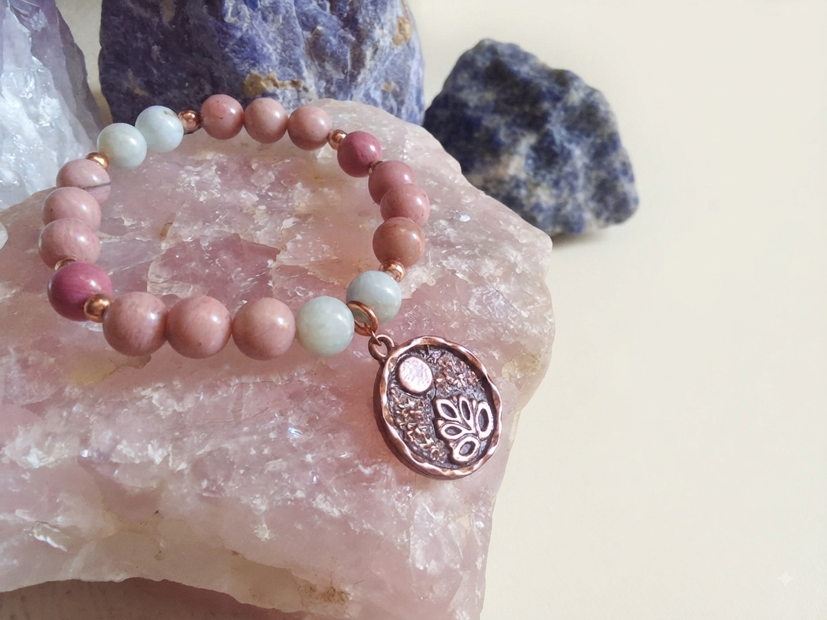 Bracciale in Rodonite e Calcedonio Azzurro con Charm Fiore di Loto alla Luna Piena – Perle naturali da 8 mm