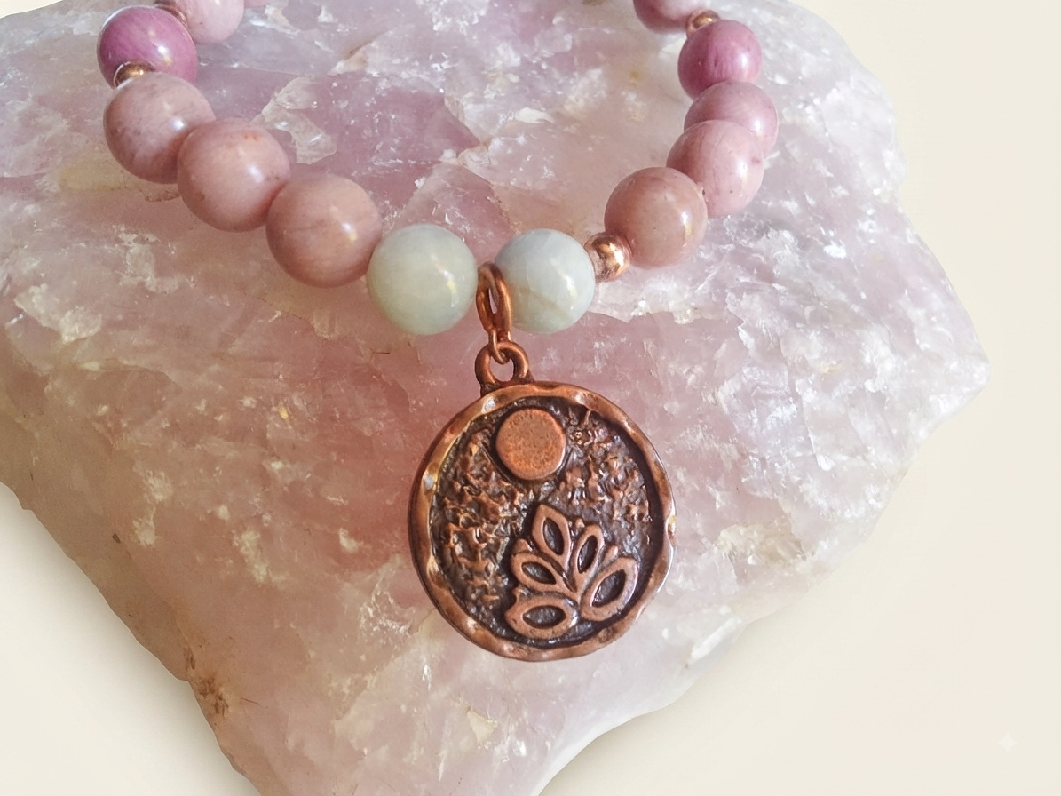 Bracciale in Rodonite e Calcedonio Azzurro con Charm Fiore di Loto alla Luna Piena – Perle naturali da 8 mm
